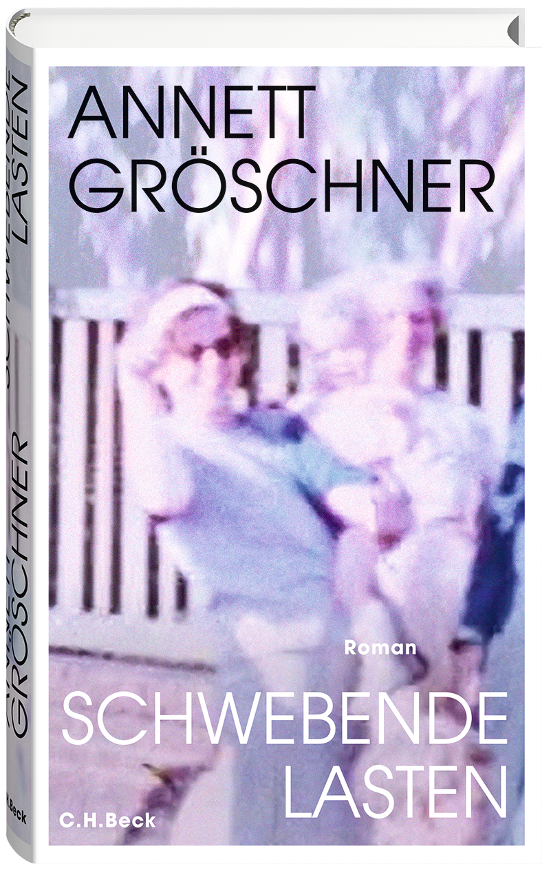 Buchcover Annett Gröschner, Schwebende Lasten: Eine Frau trägt ein Kleinkind auf dem linken Arm. Es scheint ein vergilbtes Foto aus den Sechziger Jahren zu sein