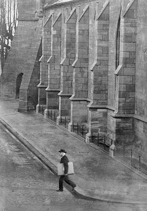 Jacob Burckhardt, der mit Anschauungsmaterial unter dem Arm über den Basler Münsterplatz zur Universität geht. Vermutlich 1878. Foto: Staatsarchiv Basel-Stadt, PA 207, 4.3