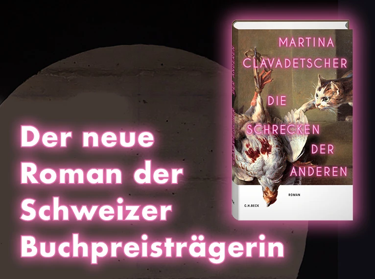 Werbung für den Roman „Der Schrecken der Anderen“ von Martina Clavadetscher. Links steht eine weibliche Person, die Autorin, vor einer Wand. Rechts ist das Buchcover mit einer stilisierten Zeichnung von einem Huhn, dass an einer Schnur von der Decke hängt und einer Katze zu sehen. In der Mitte steht: „Der neue Roman der Schweizer Buchpreisträgerin“