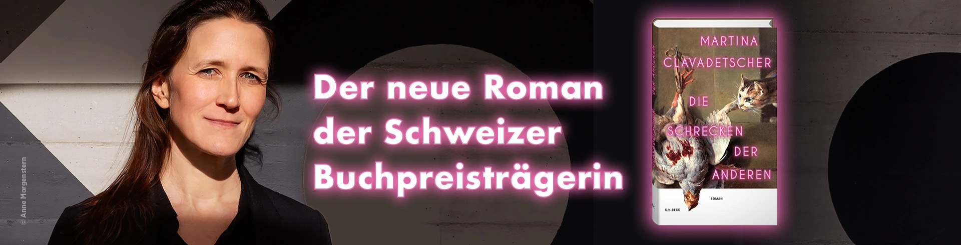 Werbung für den Roman „Der Schrecken der Anderen“ von Martina Clavadetscher. Links steht eine weibliche Person, die Autorin, vor einer Wand. Rechts ist das Buchcover mit einer stilisierten Zeichnung von einem Huhn, dass an einer Schnur von der Decke hängt und einer Katze zu sehen. In der Mitte steht: „Der neue Roman der Schweizer Buchpreisträgerin“