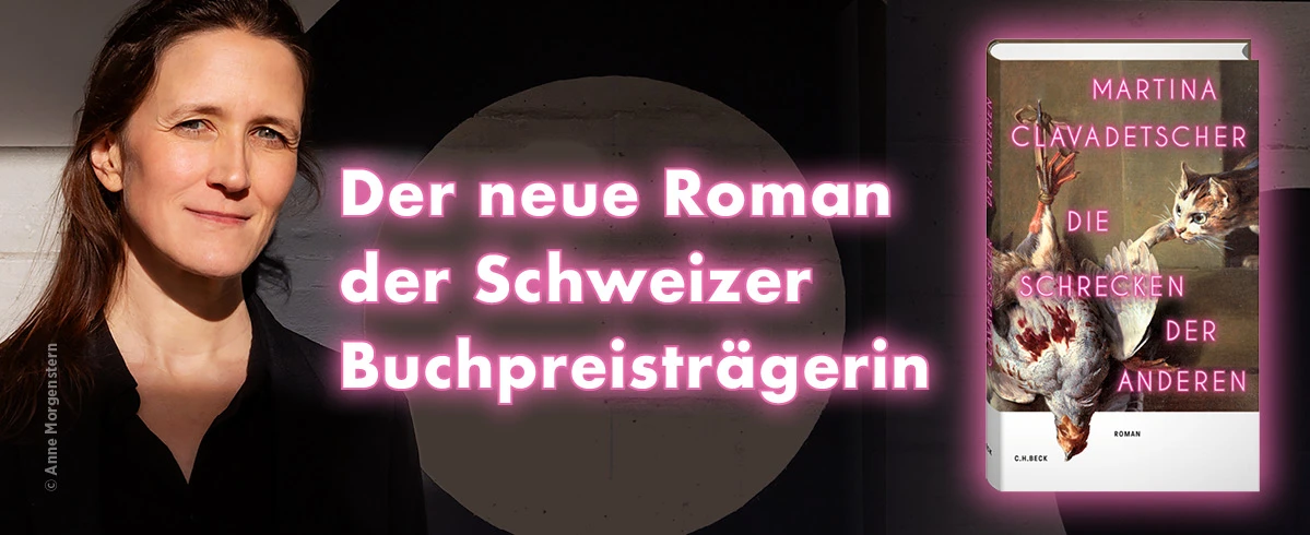 Werbung für den Roman „Der Schrecken der Anderen“ von Martina Clavadetscher. Links steht eine weibliche Person, die Autorin, vor einer Wand. Rechts ist das Buchcover mit einer stilisierten Zeichnung von einem Huhn, dass an einer Schnur von der Decke hängt und einer Katze zu sehen. In der Mitte steht: „Der neue Roman der Schweizer Buchpreisträgerin“