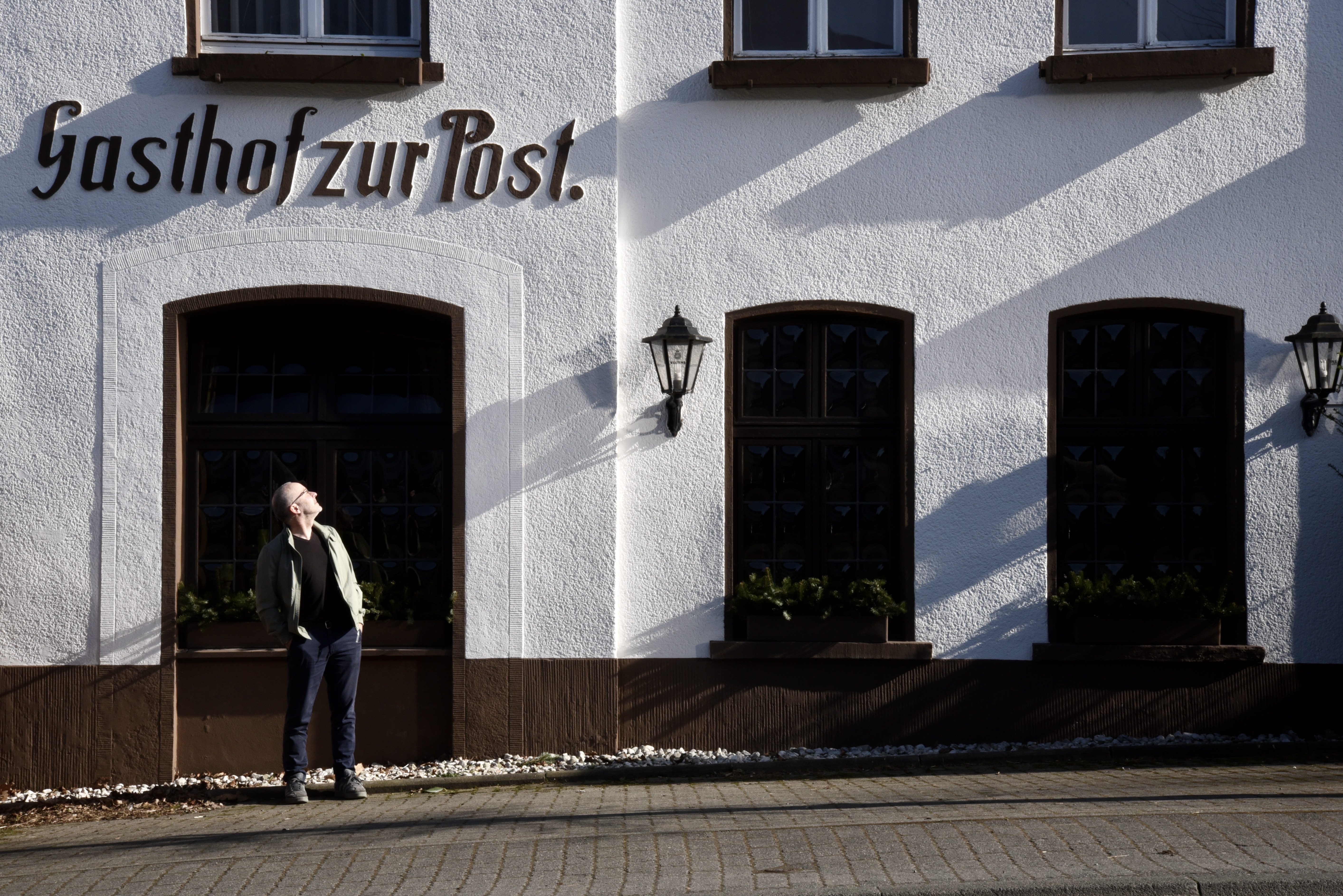Henning Sußebach steht vor dem Gasthof zur Post in Cobbenrode.
